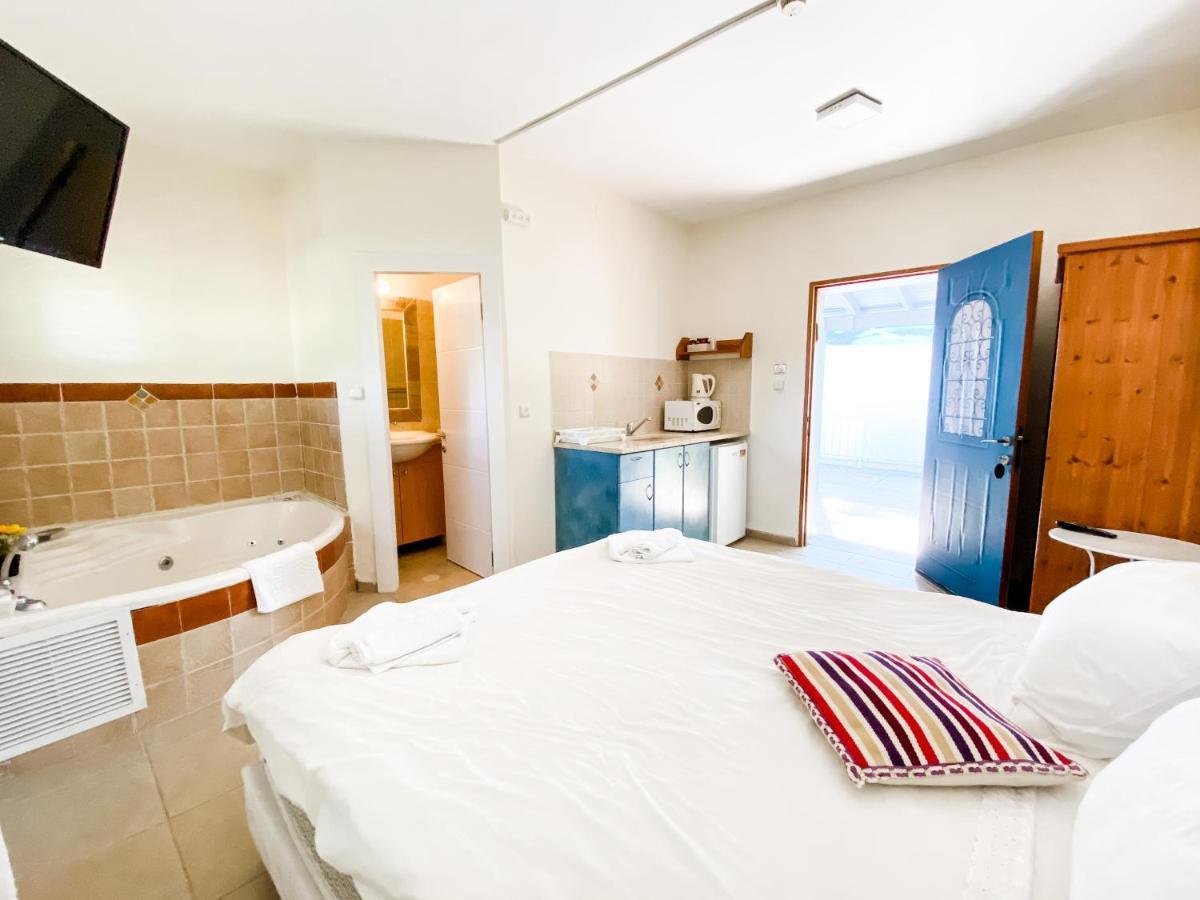 Hotel Etzel Tami Hospitality à Neot Golan Extérieur photo