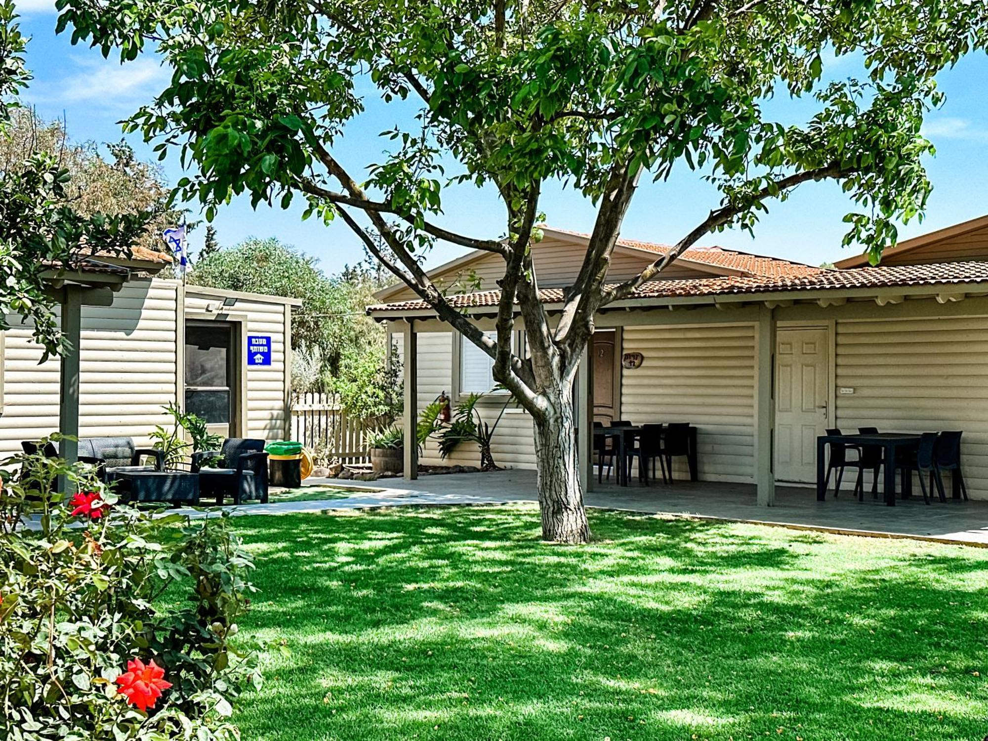 Hotel Etzel Tami Hospitality à Neot Golan Extérieur photo